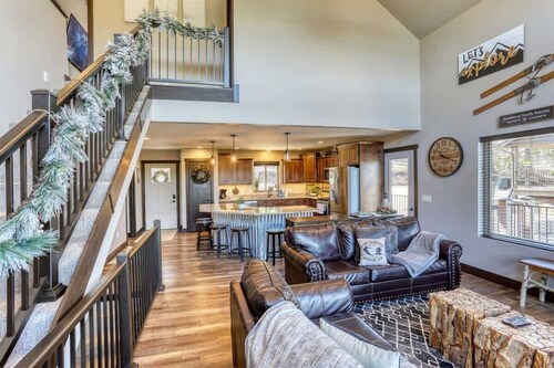 Annie Creek Lodge – Hot tub, game loft, fireplaces & stunning views!