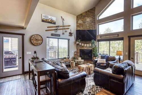 Annie Creek Lodge – Hot tub, game loft, fireplaces & stunning views!