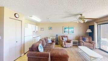 Een televisie en boeken