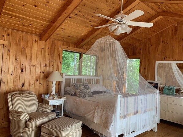 3 bedrooms, desk, iron/ironing board, bed sheets