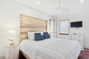 4 bedrooms, desk, iron/ironing board, WiFi - Private Pool & Historic Home ‘Summer Haze’ (Charleston)