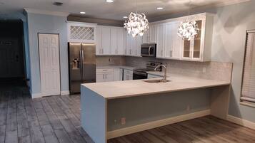 Kjøleskap, mikrobølgeovn, ovn og kokeplater