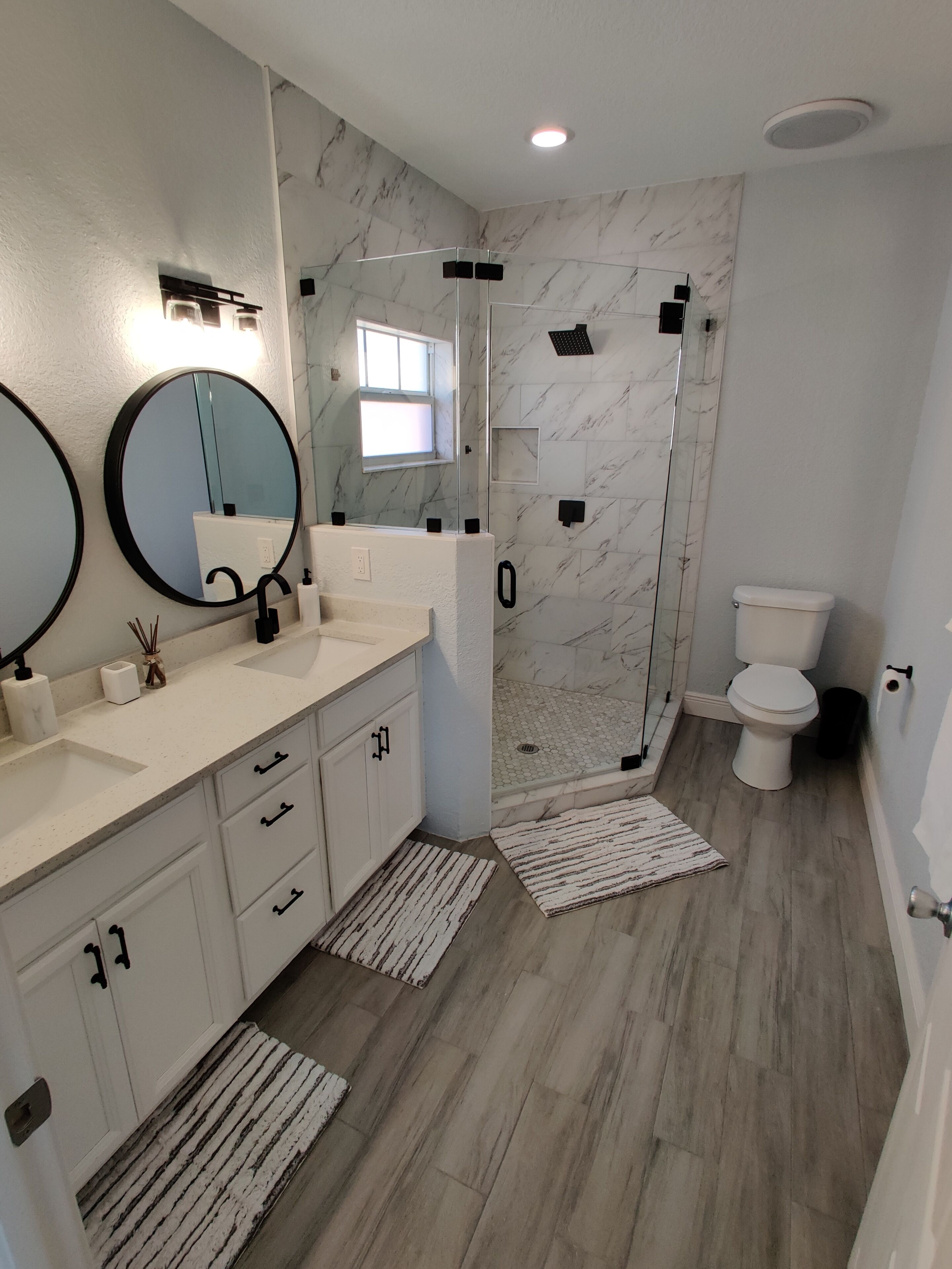Combined shower/bathtub, hair dryer, towels, soap