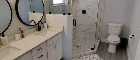 Combined shower/bathtub, hair dryer, towels, soap