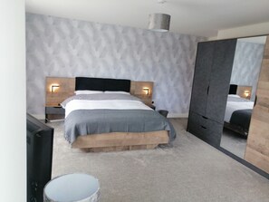 5 chambres, fer et planche à repasser, lit parapluie, Wi-Fi gratuit