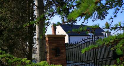 House with 5 Double bedrooms including large family room,4 Bathrooms, Gym &patio