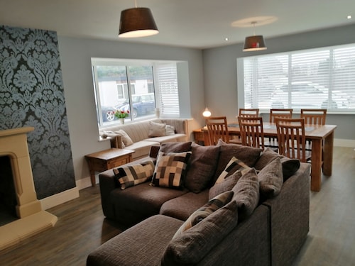 House with 5 Double bedrooms including large family room,4 Bathrooms, Gym &patio