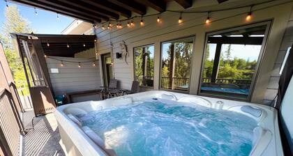 New AC! Walk to City Beach, 3 Bed / 4 Bath, Hot Tub, Private Dock and Fire Pits