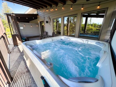 New AC! Walk to City Beach, 3 Bed / 4 Bath, Hot Tub, Private Dock and Fire Pits