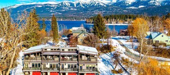 New AC! Walk to City Beach, 3 Bed / 4 Bath, Hot Tub, Private Dock and Fire Pits