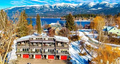 New AC! Walk to City Beach, 3 Bed / 4 Bath, Hot Tub, Private Dock and Fire Pits