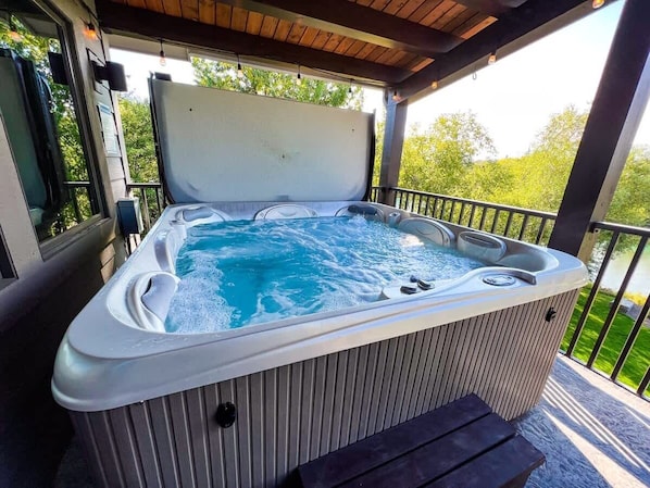 Outdoor spa tub