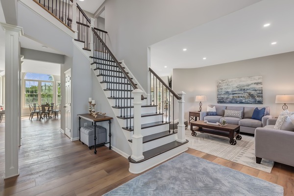 スマートテレビ、暖炉、卓球台、書庫