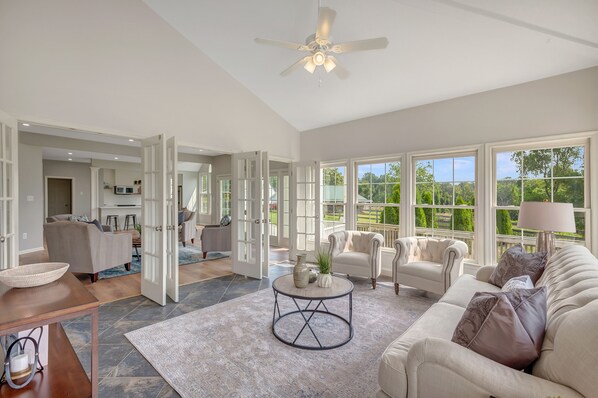 Älytelevisio, takka, pöytätennispöytä, kirjoja