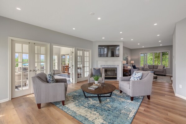 Smart-TV, Kamin, Tischtennisplatte, Bücher