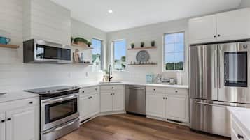 Refrigerador, microondas, horno, placa de cocina
