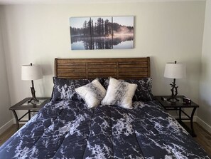 4 bedrooms, free WiFi, bed sheets - Timbercrest Retreat - Delightful Home near river, Couer d'Alene & Silverwood!  (Post Falls)