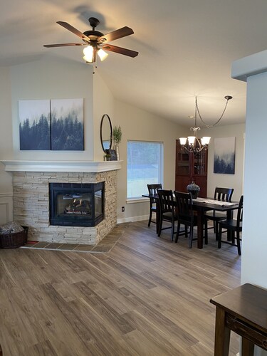Timbercrest Retreat - Delightful Home near river, Couer d'Alene & Silverwood! 