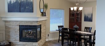 Timbercrest Retreat - Delightful Home near river, Couer d'Alene & Silverwood!