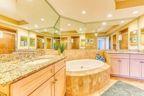 Kombinert dusj/badekar, boblebad, hårføner og håndklær