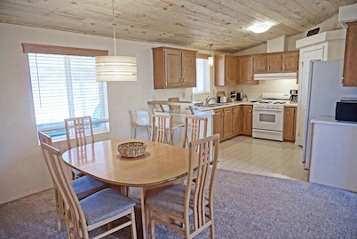 Close to Lake Powell & Bullfrog Marina with Air Conditioning + OHV Trails near home