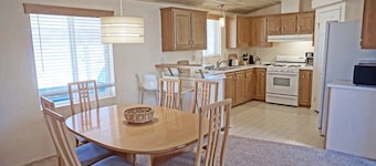 Close to Lake Powell & Bullfrog Marina with Air Conditioning + OHV Trails near home