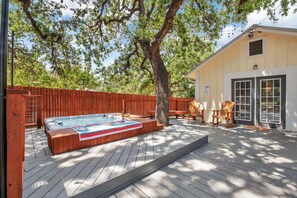 Terrace/patio - POOL, HOT TUB, FIRE PIT, PET FRIENDLY, 7 CRUISER BIKES, CHECKS ALL THE BOXES. (Fredericksburg)