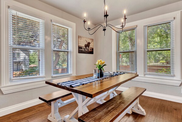 Dining - POOL, HOT TUB, FIRE PIT, PET FRIENDLY, 7 CRUISER BIKES, CHECKS ALL THE BOXES. (Fredericksburg)