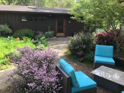 Beautiful Sunny Forested Getaway - Garden, Hot Tub, Green In Every Direction
