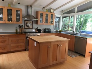 Een koelkast, een oven, een vaatwasser, een koffiezetapparaat/waterkoker