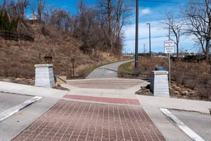 المنطقة المحيطة بالمنشأة