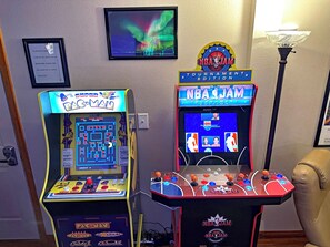 Games room - Blackhawk 5BD Home: Hot Tub, Arcade, near Whitworth & Green Bluff (Spokane)