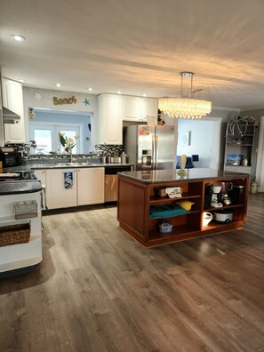 Jääkaappi, mikroaaltouuni, uuni, liesi