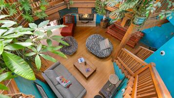 Smart-TV, peis, DVD-spiller og bøker