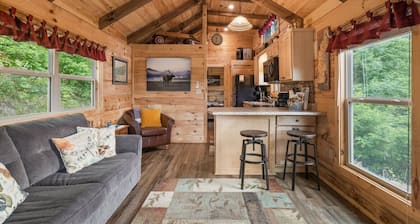 `Cedar Heights` Tiny House Cabin, Bryson City
