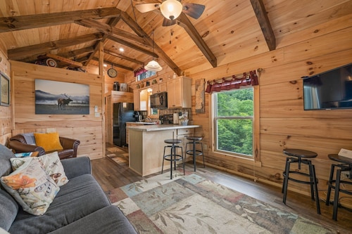 Great Smoky Mountain Tiny House Log Cabin "Cedar Heights"