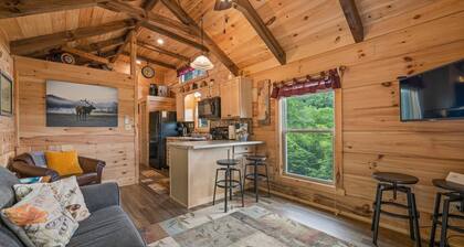 Great Smoky Mountain Tiny House Log Cabin "Cedar Heights"