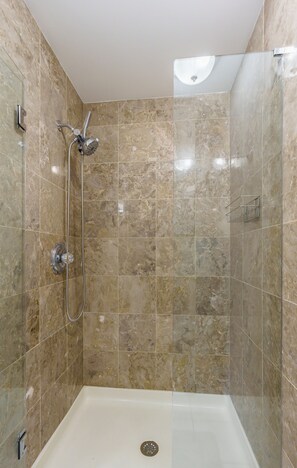 Douche, séchoir à cheveux, serviettes fournies, savon
