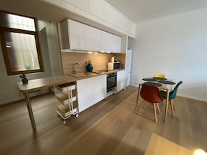 Réfrigérateur, micro-ondes, four, plaque de cuisson