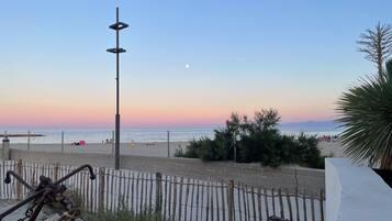 Accommodatie ligt op het strand, strandlakens
