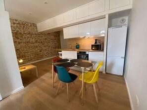 Fridge, microwave, oven, stovetop - Refurbished T2 apartment with lots of charm in the historic center of Perpignan (Perpignan)