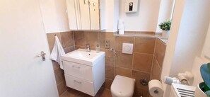 ヘアドライヤー、トイレットペーパー