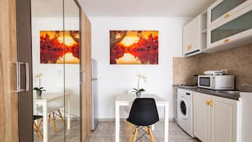 Premium Studio Suite | Private kitchen | Full-size fridge, microwave, stovetop, cookware/dishes/utensils