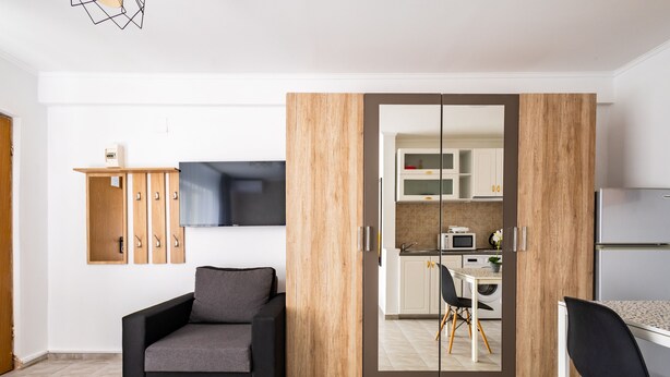 Studio Suite Premium | Area keluarga | TV