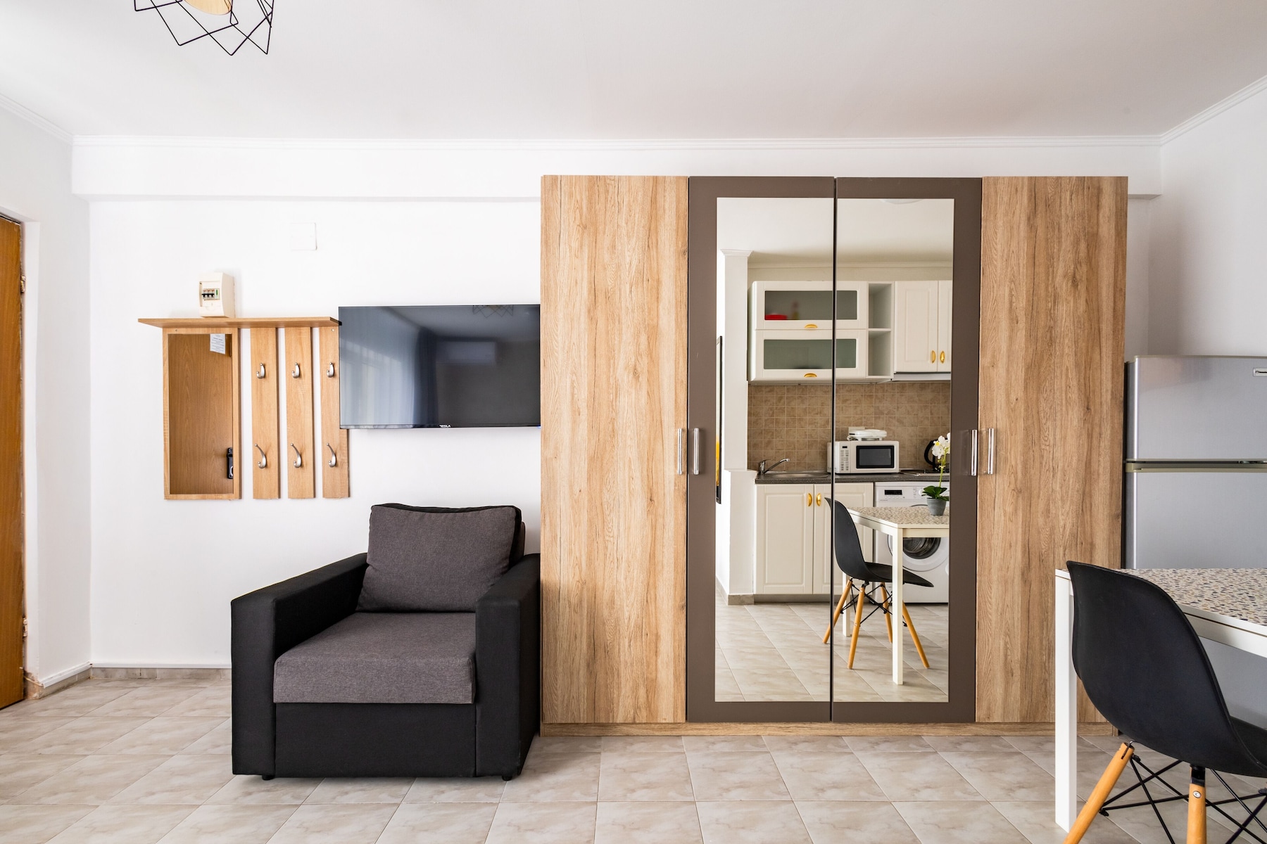 Premium-Studiosuite | Wohnbereich | Fernseher