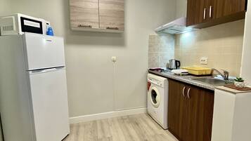 Comfort Studio Suite | Private kitchen | Full-size fridge, microwave, stovetop, cookware/dishes/utensils