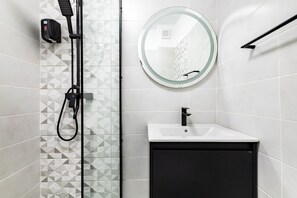 Suite studio Prestige | Salle de bain | Douche, articles de toilette (gratuits), séchoir à cheveux, savon