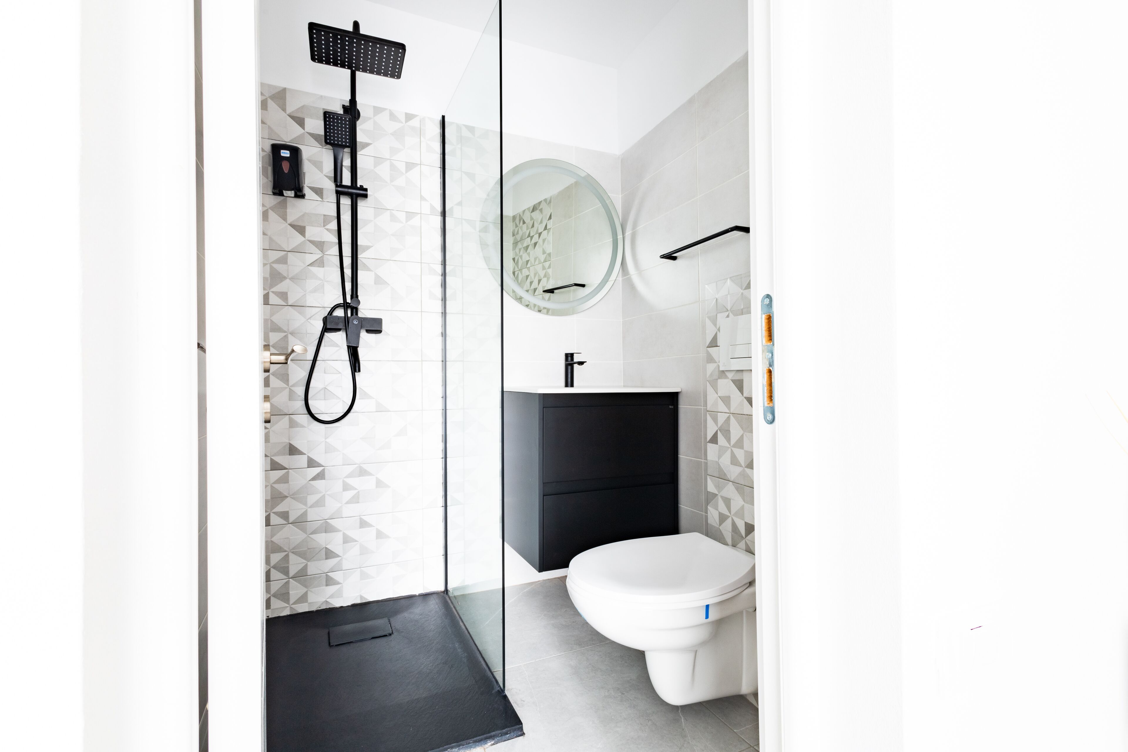 Premium Studio Suite | Bathroom | Shower, free toiletries, hair dryer, soap
