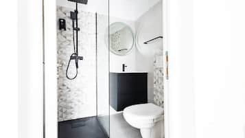 Premium Studio Suite | Bathroom | Shower, free toiletries, hair dryer, soap