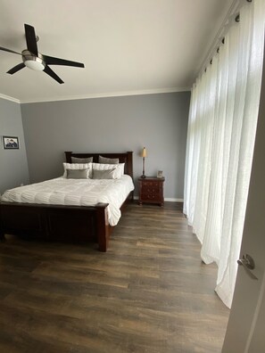 5 habitaciones, tabla de planchar con plancha, cuna de viaje y wifi 